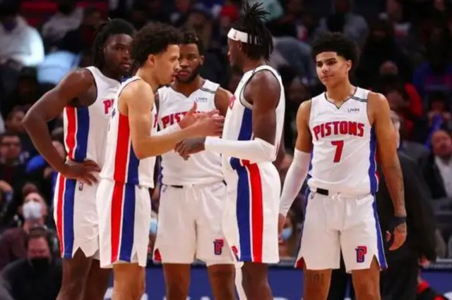 篮球火箭球员赛前训练亮眼（火箭队球员赛前训练表现抢眼）