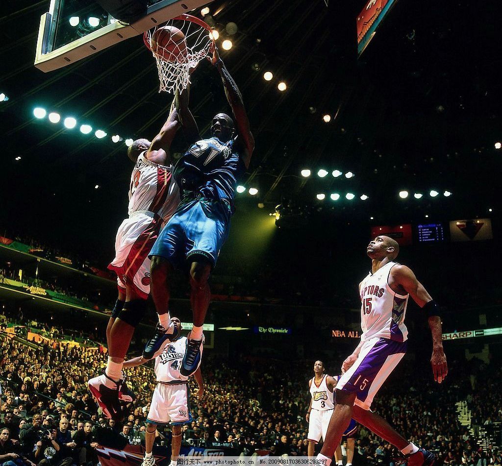 胡尔克完成职业生涯500球里程碑，球迷打出巨型TIFO致敬（胡尔克达成生涯500球壮举，球迷以巨型TIFO致敬）