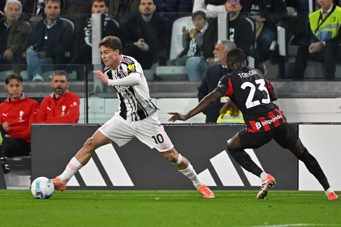 即将迎战巴萨，跟队：切尔西将在斯坦福桥门口树立帕尔默冰雕（战巴萨在即，切尔西将在斯坦福桥外竖立帕尔默冰雕）