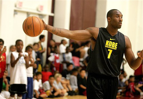 手上有活儿！东契奇追身转身撤步三分 迎着防守人稳稳命中（技术拉满！东契奇追防转身后撤步三分，顶着防守稳稳投进）