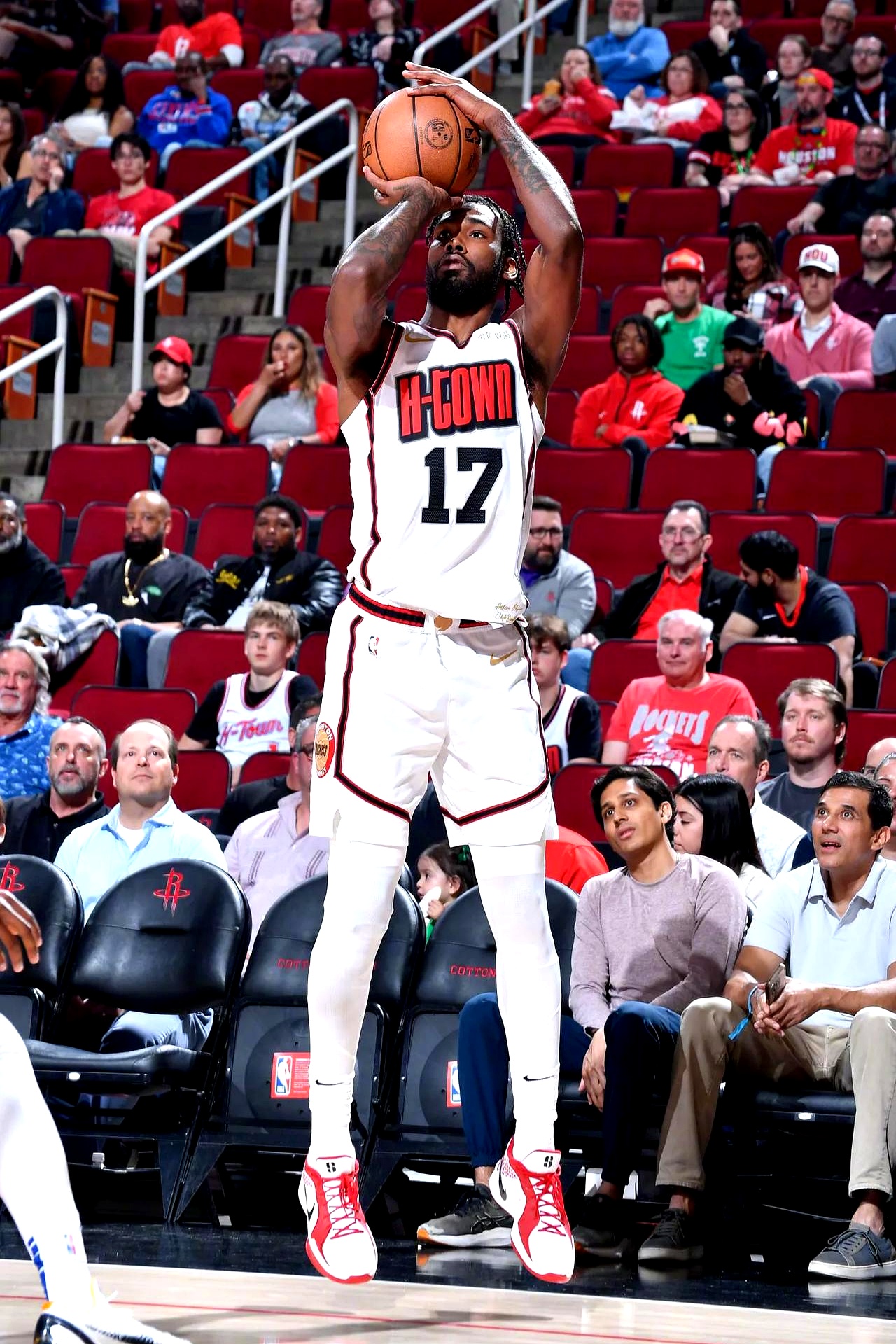 科沃德全场表现抢眼，贡献23分14板（科沃德火力全开，砍下23分14篮板）