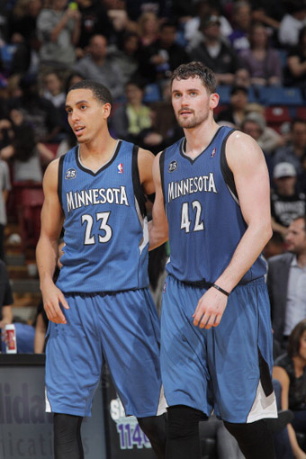 不在状态！爱德华兹半场14中3拿到14分 三分7中1（爱德华兹状态低迷：半场14投仅中3拿14分，三分7投仅1中）