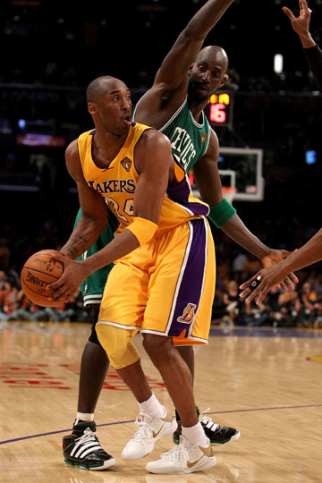 致敬老友，库里圣诞大战对阵克莱穿了对方的安踏KT11专属球鞋（圣诞大战致敬旧友：库里对阵克莱上脚安踏KT11签名鞋）