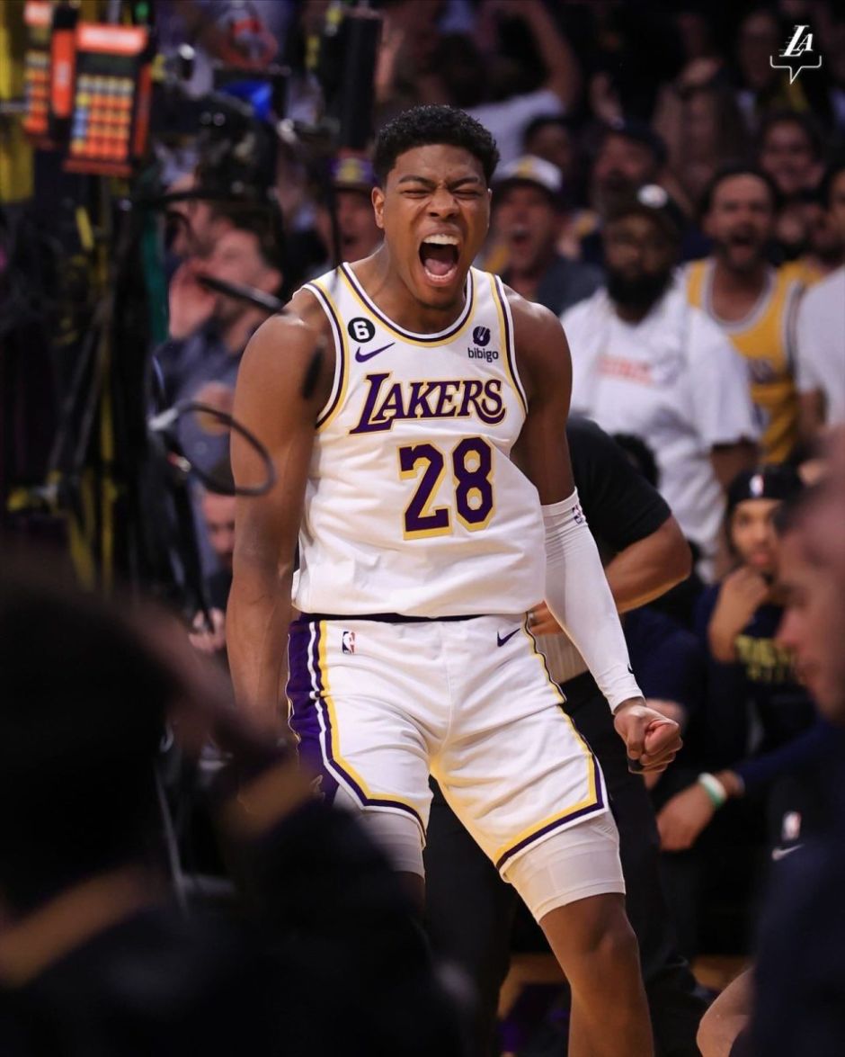 上海海港火力全开豪取三连胜（上海海港攻势如虹，连下三城）