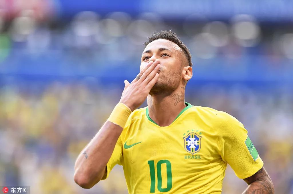 兰多·诺里斯领取个人第一座F1车手世界冠军奖杯（兰多·诺里斯捧起生涯首座F1车手世界冠军奖杯）