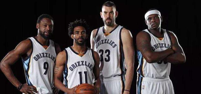 后卫关键拦截，守住关键领先（后卫致命抢断，稳住领先优势）